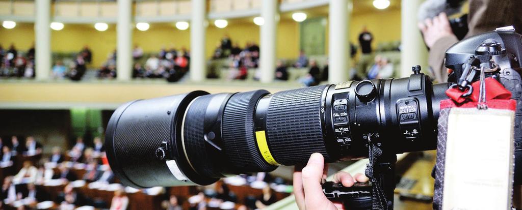 Media i riksdagen Det finns över tvåhundra ackrediterade journalister och fotografer i riksdagen.