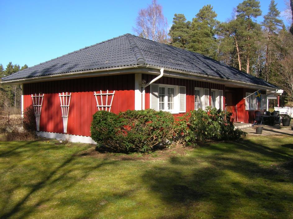 Bostaden Garage Sammanbyggt med huset. Pulpettak.