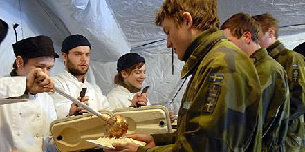 Foto: Försvarsmakten FÄLTKOCK Som fältkock är det din uppgift att planera och servera måltider till soldaterna i ditt förband.