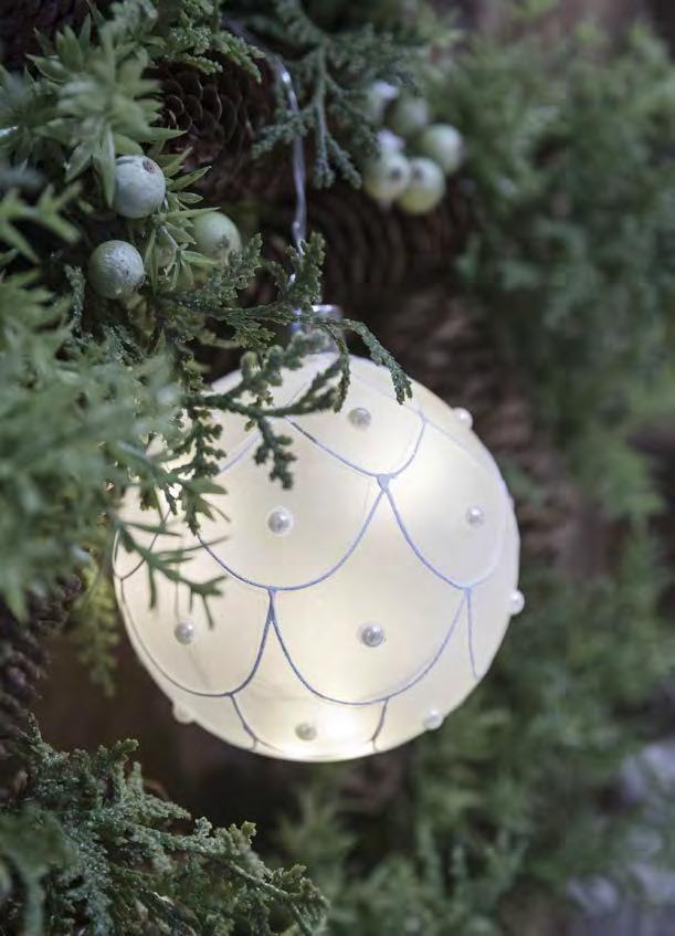 30 cm * * GLASS SPERE The timeless glass sphere decorated with pearls shimmers beautiful light. warm white, non-replaceable. Material: matte glass.
