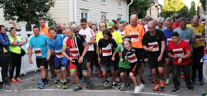 Tävlingsklass pojkar och flickor 13-14 år startar kl 19:00, tävlingsklass pojkar och flickor 11-12 år kl 19:15 vid Östra Långgatan. Klass 8 Jogging startar kl 19:40 och klass 7 Stavgång kl 19.
