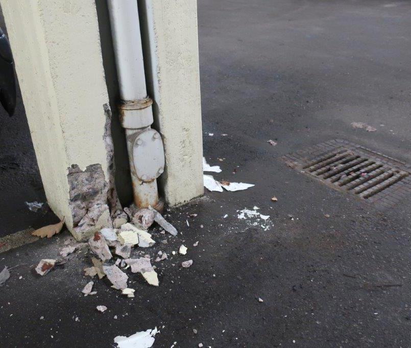 Provning och mätning av karbonatisering samt täckande betongskikt på ett antal platser i garagets betongkonstruktioner. 1) Med bom menas att betongen har delaminerat/skiktat sig, vanligtvis pga.