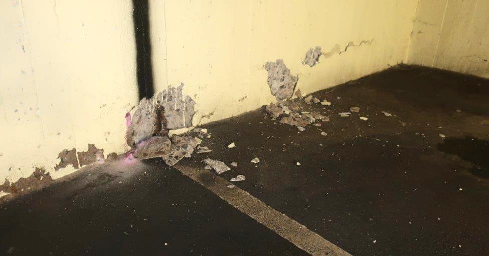 Avsaknad av hålkäl Spjälkning pga. armeringskorrosion Bild 5. Väggparti plan 1 med armeringskorrosion och spjälkningar som följd.