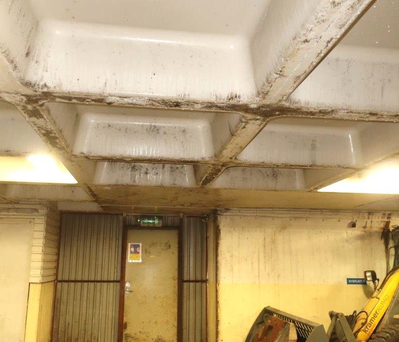 I taket av inomhusdelen (ouppvärmt, stomlinje A-R & 4 7) förekommer stora områden med kondens och fritt vatten på betongytorna.