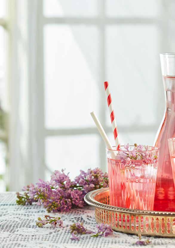 Låt dina frukter, bär och blommor bli hjältar på sommarens saftkalas. Syrénsaft 1/2 liter koncentrerad saft.