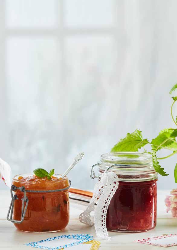 Persikomarmelad med mynta 2 burkar. Tid: 25 minuter. 1 1/2 kg persikor 1 kg Dansukker Syltsocker 1/2 msk färskpressad citronsaft Smaksättning 1 tsk Dansukker Vaniljsocker 10 blad färsk mynta 1.