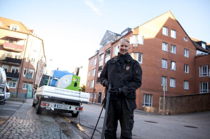 BOSTADSRÄTTSFÖRENINGEN En bostadsrättsförening är en ekonomisk förening (juridisk person) som ägs av föreningens medlemmar (bostadsrättshavare). Vem beslutar om vad?