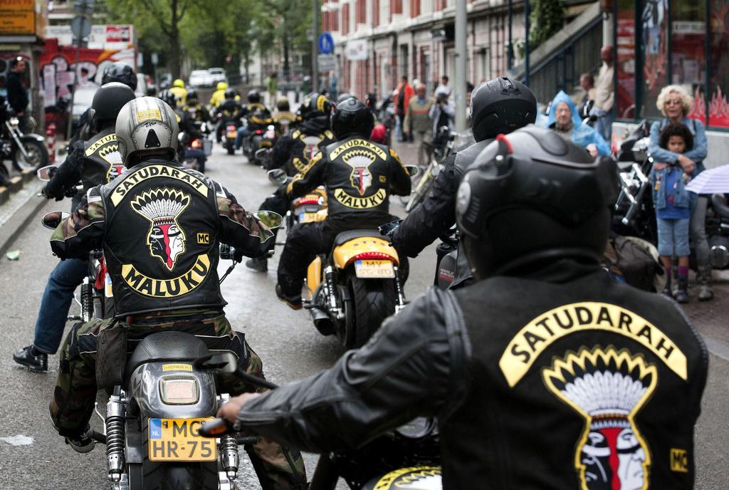 Page 1 of 7 Medlemmar i en av Satudarahs holländska avdelning paraderar genom Amsterdam. Nu fruktar polisen en etablering i Region Väst,.