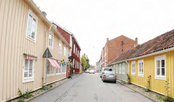 De mest framträdande är följande: Storgatan, stadens handelsgata med representativ tvåvåningsbebyggelse från omkring år 1900 samt äldre handelsgårdar.