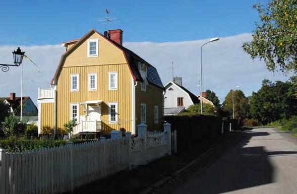 Stadbyggnads- och kulturmiljöprogram för Strängnäs kommun - Mariefred och Läggesta / 33 komplementbyggnad, se bilagan Komplementbyggnader och inhägnader.