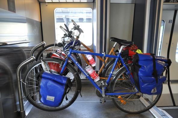 Östergötland På Östgötapendeln får det plats sex cyklar i varje tåg. Man får dock bara ta med cyklar under lågtrafik, men under sommartidtabellen får man ta med cyklar på alla turer.