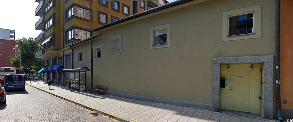 SID 6 (11) Trottoar med busshållplats utmed fastigheten på Erik Dahlbergsgatan Dagvatten Byggnaden har idag ett utvändigt system för omhändertagande av dagvatten som många övriga hus i Stockholms