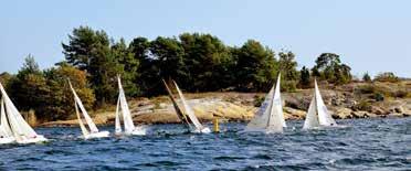 Tvåfyra vilket namn! Vad står det för? Tvåfyra, säger många av oss seglare, är en favoritbåt. Klassens officiella namn är International 2.4 Metre Class. Den kallades tidigare minitolva.