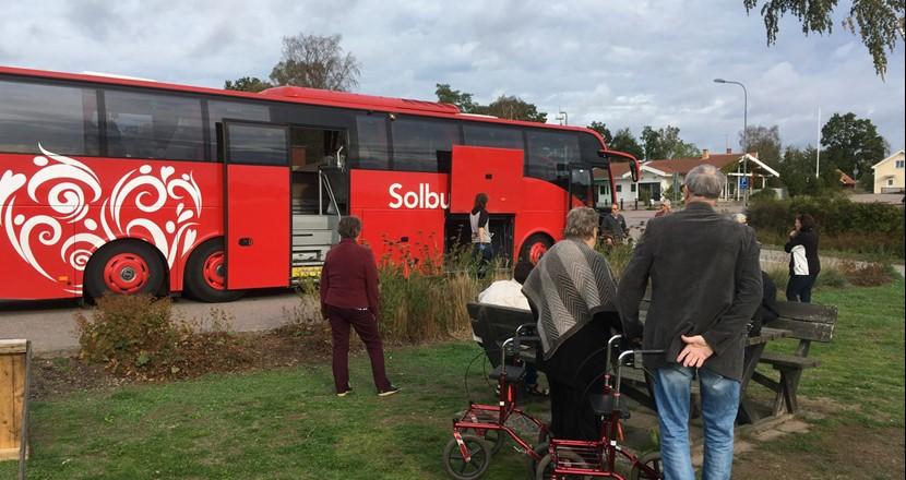 11(14) Dagsutflykter med Solbussen till Västervik och Stufvenäs Så var det dags för trevliga dagsutflykter med Solbussen och dess eminente chaufför Mats Krantz. Västervik. En härlig sensommardag i september reste ett glatt gäng med Solbussen till Västervik.