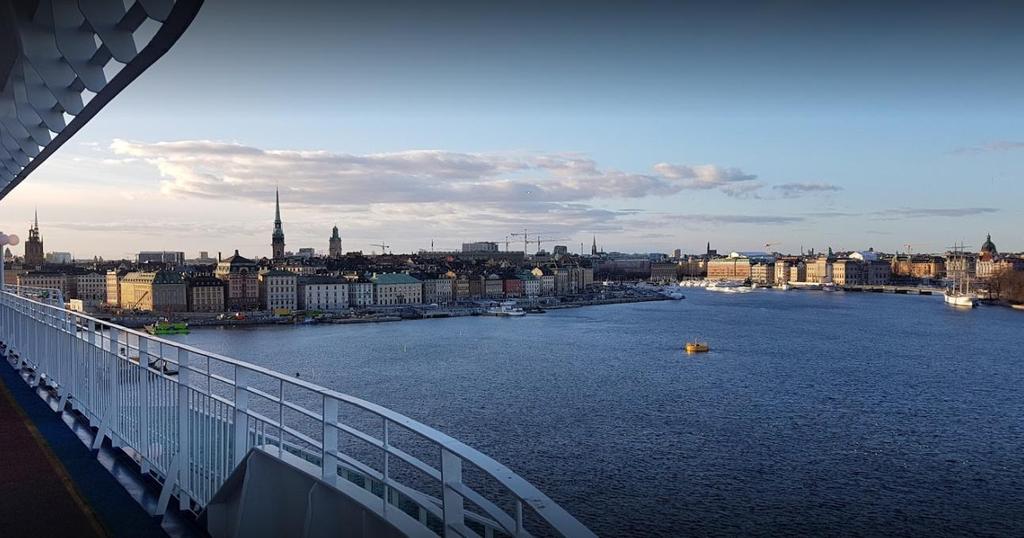 Ljus och mahogny. Det doftar fräscht och rent.