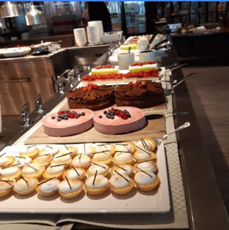 Middagen var bokad till kl 19:30 och där ingick förrätter, huvudrätter och desserter samt rött och vitt vin och öl i de mängder som önskades.