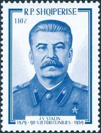 period är äkta eller inte. Trotskij med flera raderades helt enkelt bort från alla foton där de flankerade Stalin. De fo - ton och negativ där de ensamma figurerade förstördes.