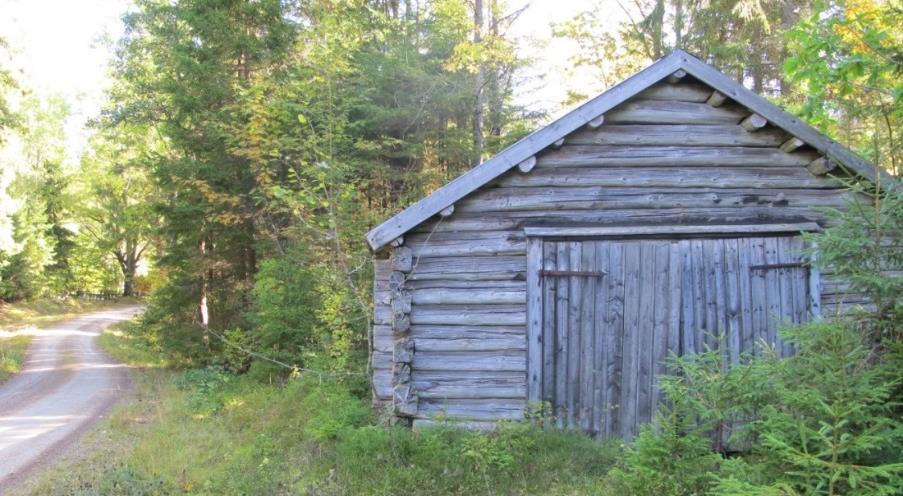 En av byns två bevarade ängslador (någon gång ombyggd till garage).