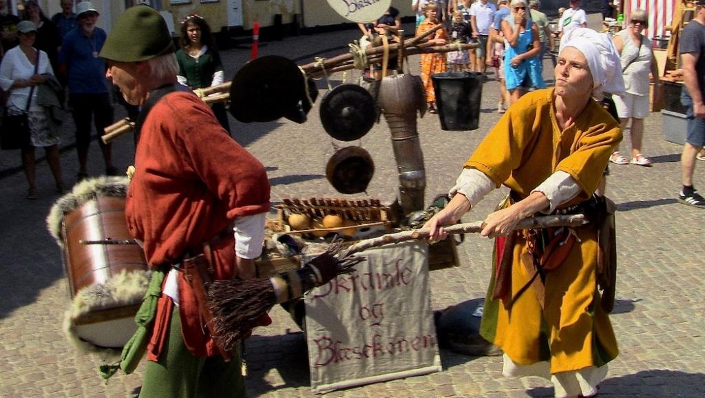 Artister och aktörer Skramle & Blæsekonen Goda borgare och besökare på Hunehals Medeltidsdag!