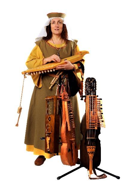 Sabina Sabina Henriksson har i över 40 år använt musik, berättande, sång och dans i möten med människor i alla åldrar.