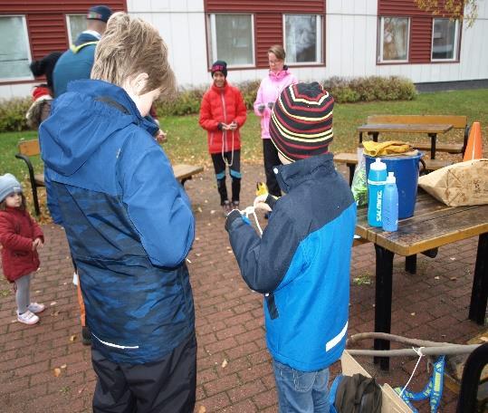 Den 21 december blev 11 kvinnor och 18 barn bjudna