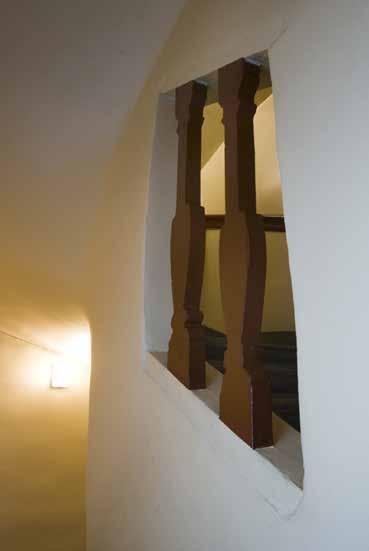 TRAPPHUSET I GRÄNDHUSET MOT HELGA LEKAMENS GRÄND UPPFÖRDES 1758 DÅ STENTRAPPA ERSATTE TRÄ- TRAPPOR.