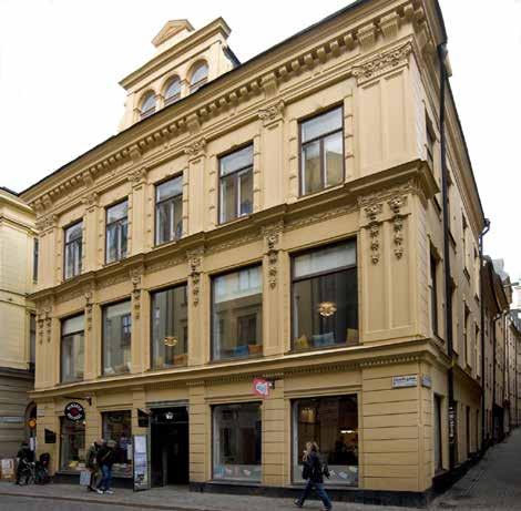 GATHUSET VID STORA NYGATAN HAR EN RIKT DEKORERAD 1880-TALSFASAD. DE STORA FÖNSTREN PÅ VÅNING EN TRAPPA ÄR FRÅN DENNA TID OCH TYDER PÅ ATT VÅNINGEN INTE VAR AVSEDD SOM BOSTAD. FOTO: J. MALMBERG.