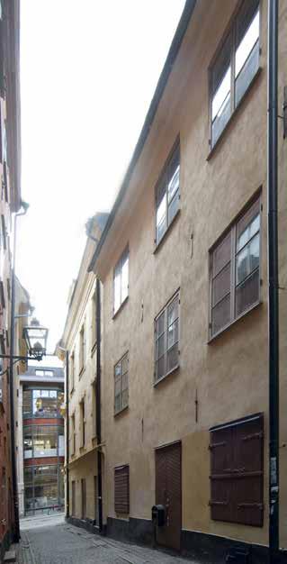 I väster stod sannolikt delar av ett medeltida hus kvar efter regleringen. Under putsen finns murverk av medeltida typ bevarat till tre våningars höjd i husets sydöstra hörn.