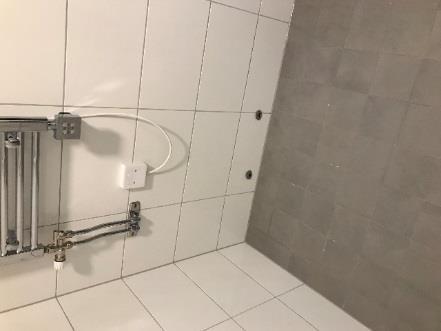 Den sätts på via en strömbrytare som sitter på undersidan av dosan där värmen regleras. Se bild.