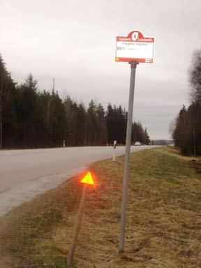 Kollektivtrafik Det går bussar i linjetrafik på sträckan. Upplands Lokaltrafik trafikerar vägen med en linje, linje 861, som går från Heby via Fjärdhundra till Enköping tur och retur.