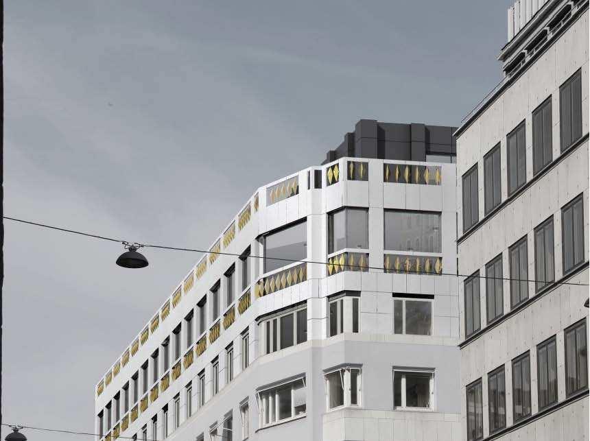 Mot Norrlandsgatan blir påbyggnaden lite mer avvikande då grannfastigheten (Skären 3) är en till två våningar lägre.