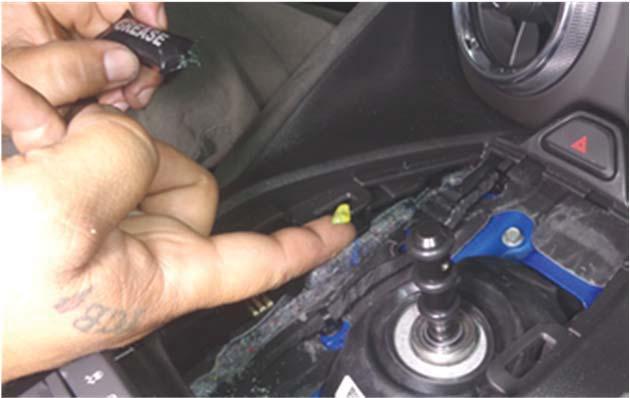 38. Alignthelinkbarwiththeshiftrodonthe transmission.