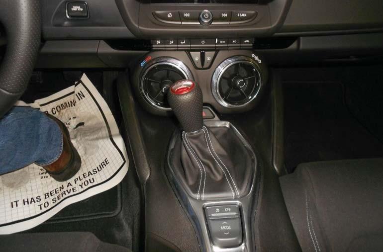 1. Removetheassembledshiftknob,leatherboot,and