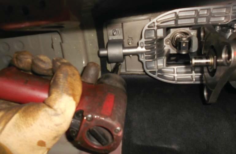 Supportthetransmissionwithascreworhydraulic jack.