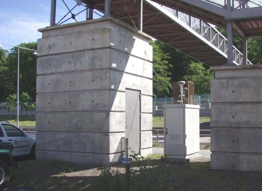 Instrumentet för PM 1 står mellan de två betongsocklarna i en särskild väderskyddad låda. Här mäts sedan februari 6 även PM 2.