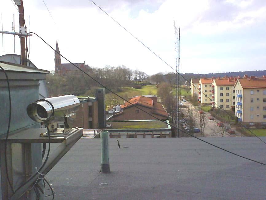 På taket till Folkets hus sitter nu mottagaren för DOASutrustningen. Lampan för den ena sträckan sitter på ett tak på andra sidan E6:an.