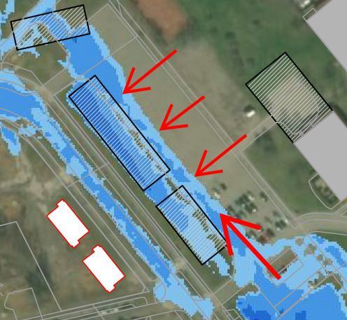 Figur 5 Illustration som visar placering av byggnader på SMHI:s parkering. De röda pilarna illustrerar naturlig flödesriktning.