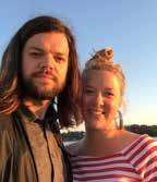 30, Snäckan Annelie Roswall, Bittis Jakobsson och Annika Fehling. Gotländskt möter amerikanskt. Koffert, mandolin, dragspel, gitarr och trestämmig skönsång.