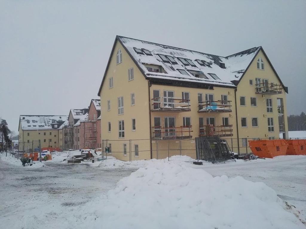 Vår Byggnation Samtliga hus är färdiga avseende huvudsakliga fasad och takarbeten vilket är skönt eftersom vintern nu rasar utanför dörren! Byggnadsställningen är därmed också borta på alla husdelar.