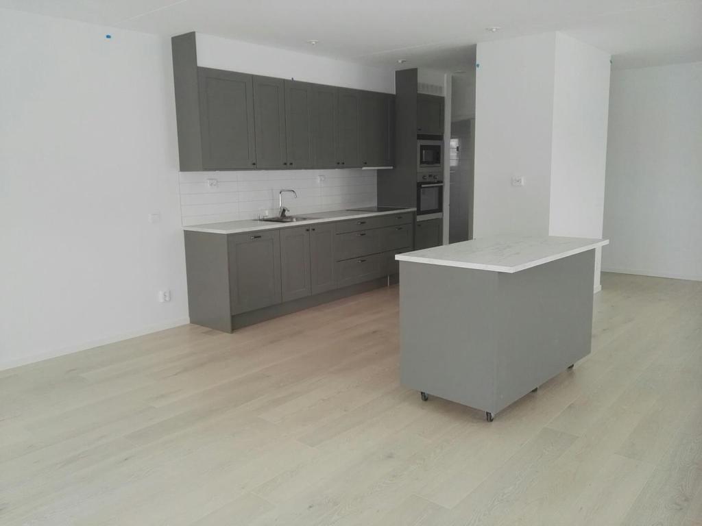 Hemförsäkring Föreningen tecknar en försäkring inklusive bostadsrättstillägg. Det innebär att ni som medlemmar enbart behöver teckna en egen hemförsäkring utan bostadsrättstillägg.