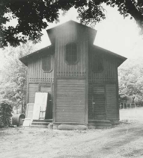 BYGGNADEN HADE FÖRE RENOVERINGEN BLINDFÖNSTER I GAVLARNA. FOTO: G. FOGDÖ 1967. SSM:S ARKIV, F 91855. Byggnaden är en del av Långholmens fängelsekomplex.