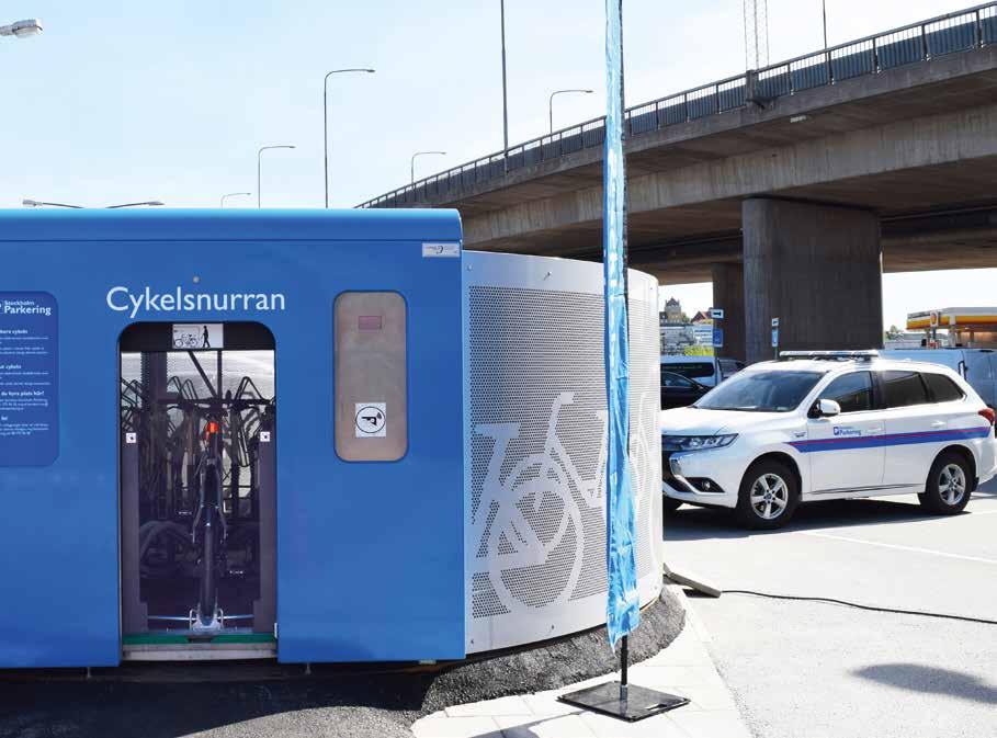 Stockholm Parkering främjar cyklandet genom att anordna cykelparkeringar.
