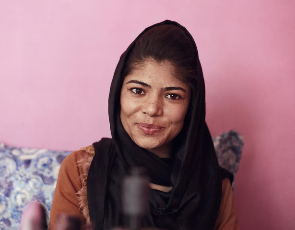 NASIRA FÖRSÖRJER FAMILJEN Fotograf: Carla da Costa Bengtsson NASIRA HAQJOU är 23 år och bor utanför Mazar-e-Sharif i norra Afghanistan.