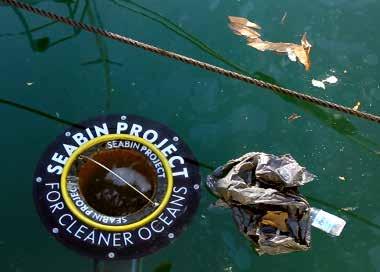 Automatisk havsstädning En Seabin rör sig upp och ned med tidvattnet och samlar på sig flytande skräp. En vattenpump får vattnet runtomkring att cirkulera.