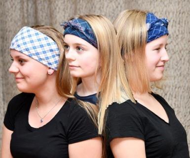 Unga ogifta kvinnors huvudbonad Under Anna Månsson föreläsning om huvudbonader den 17 januari så nämnde vi att jag, Madeleine, sett en bild i senaste Hembygden på en ung söt dräktklädd dansande