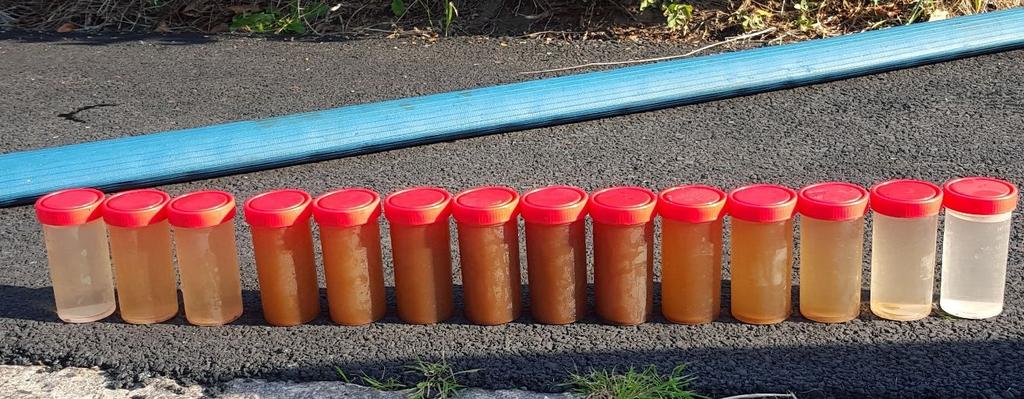 Figur 5-10 Vattenprover från ispiggning. Prov före piggning står till vänster följt av prover fram till det rena vattnet efter piggningen till höger.