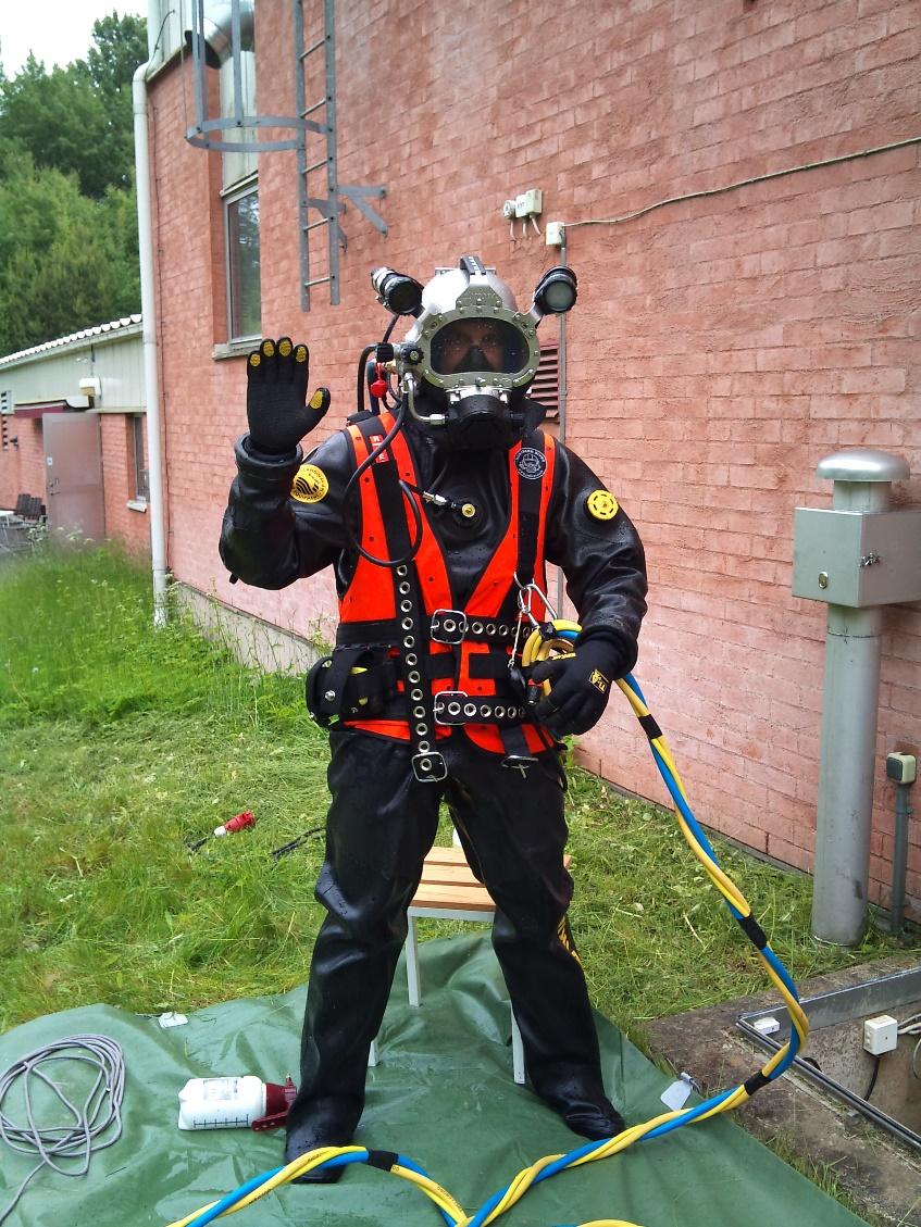 6.4.3 Rengöring av reservoar i drift 6.4.3.1 Maskinrengöring med robot Bottenytan rengörs med hjälp av fjärrstyrd bandgående undervattensrobot.