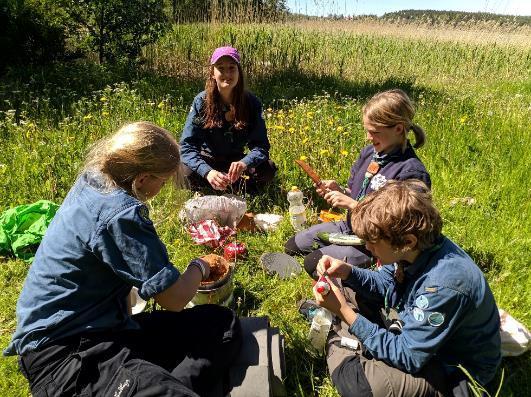 Vi fortsatte gå. Vi kom fram till våran matplats och lagade någon form av tortilla med en gryta till och majs, gurka.