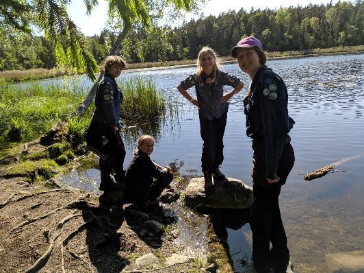 Vi lagade mat med en extra vän som har brutit benet och kunde inte gå med så han hängde bara med lite i lägret på det här stället vi