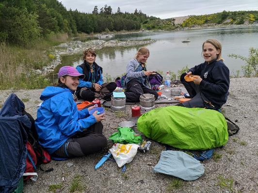 Därifrån gick vi till ett nerlagt stenbrott som regnat igen. Där åt vi lunch. Det blev laxpasta fast utan lax och istället nudlar.